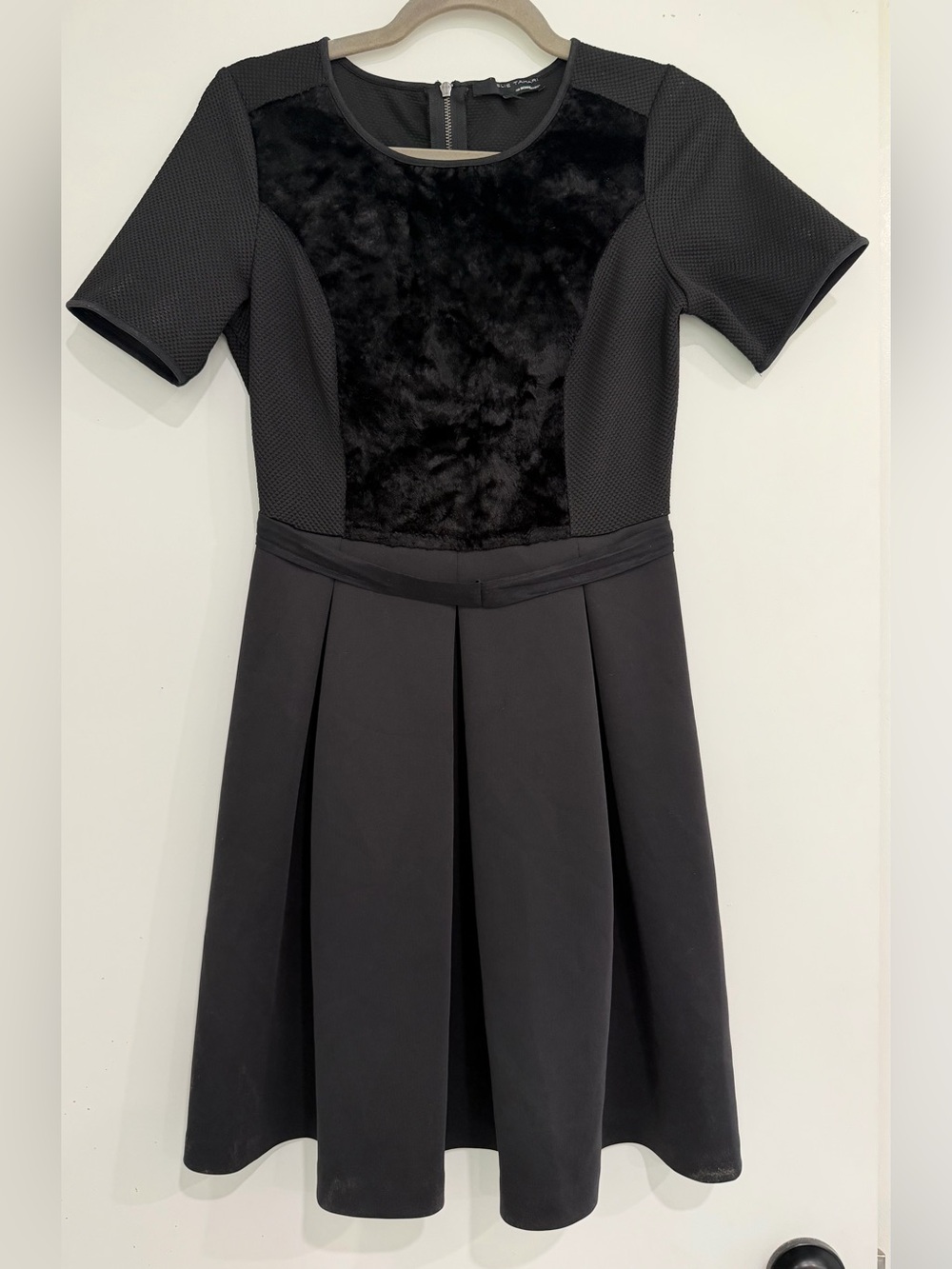 Elie Tahari Black Short Sleeve A Line Crushed Velvet Dress Size 6